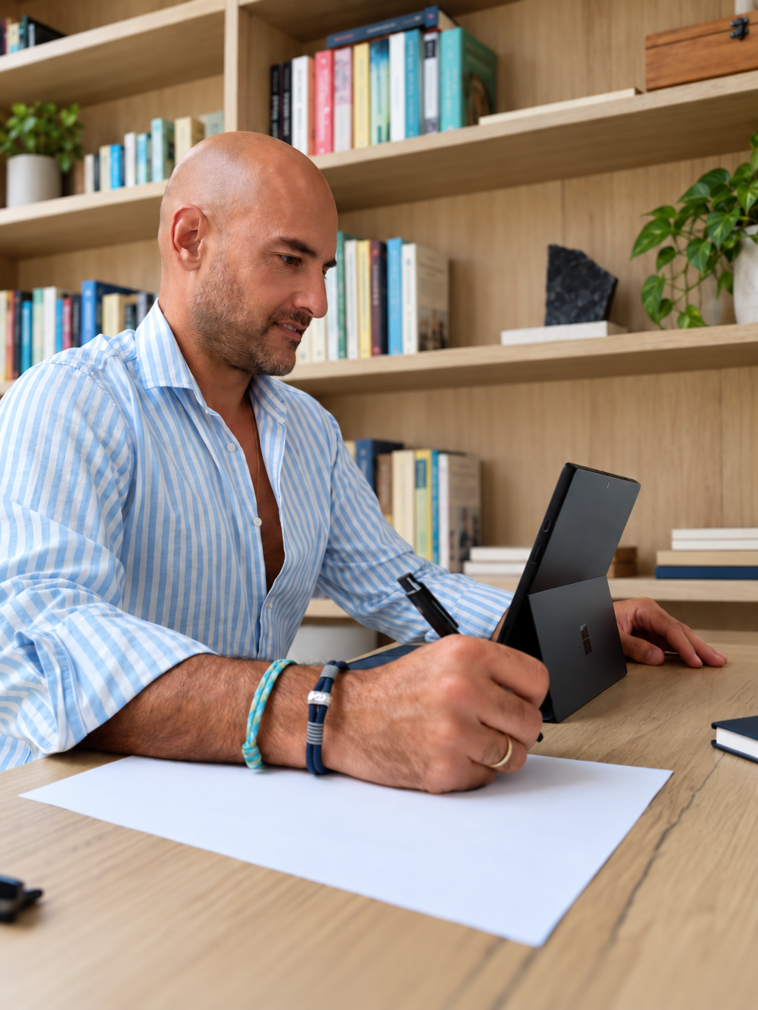 Andrés Molina trabajando en su escritorio durante una sesión